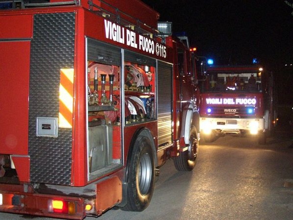 Attentato incendiario in tangenziale sud, a fuoco sedici camion