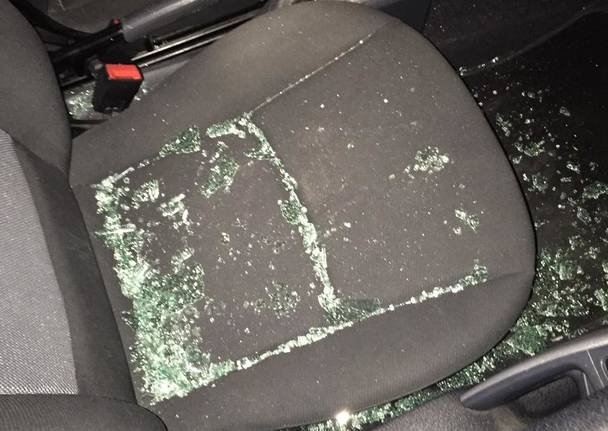 Cercano denaro e sfondano i vetri di due mezzi di volontariato