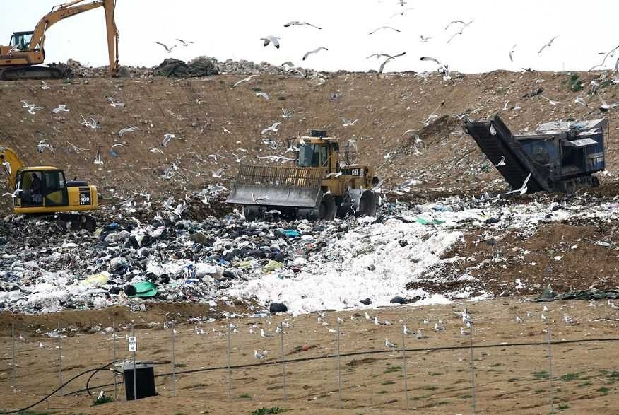 Discarica, la rabbia dei residenti: «Ora basta o andremo in Procura»