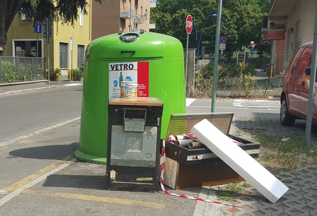 Inciviltà a Villafranca, campane del vetro usate per buttare ogni tipo di rifiuto