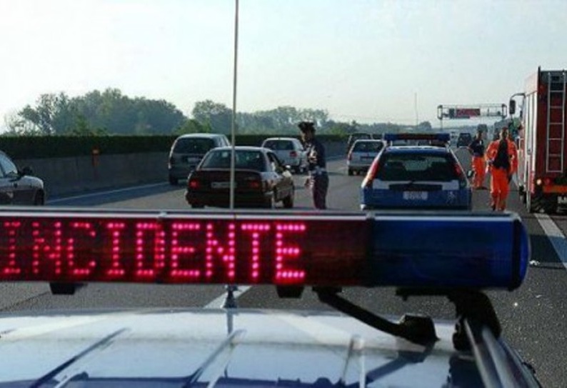 Scende dal furgone e viene investito, morto un 22enne