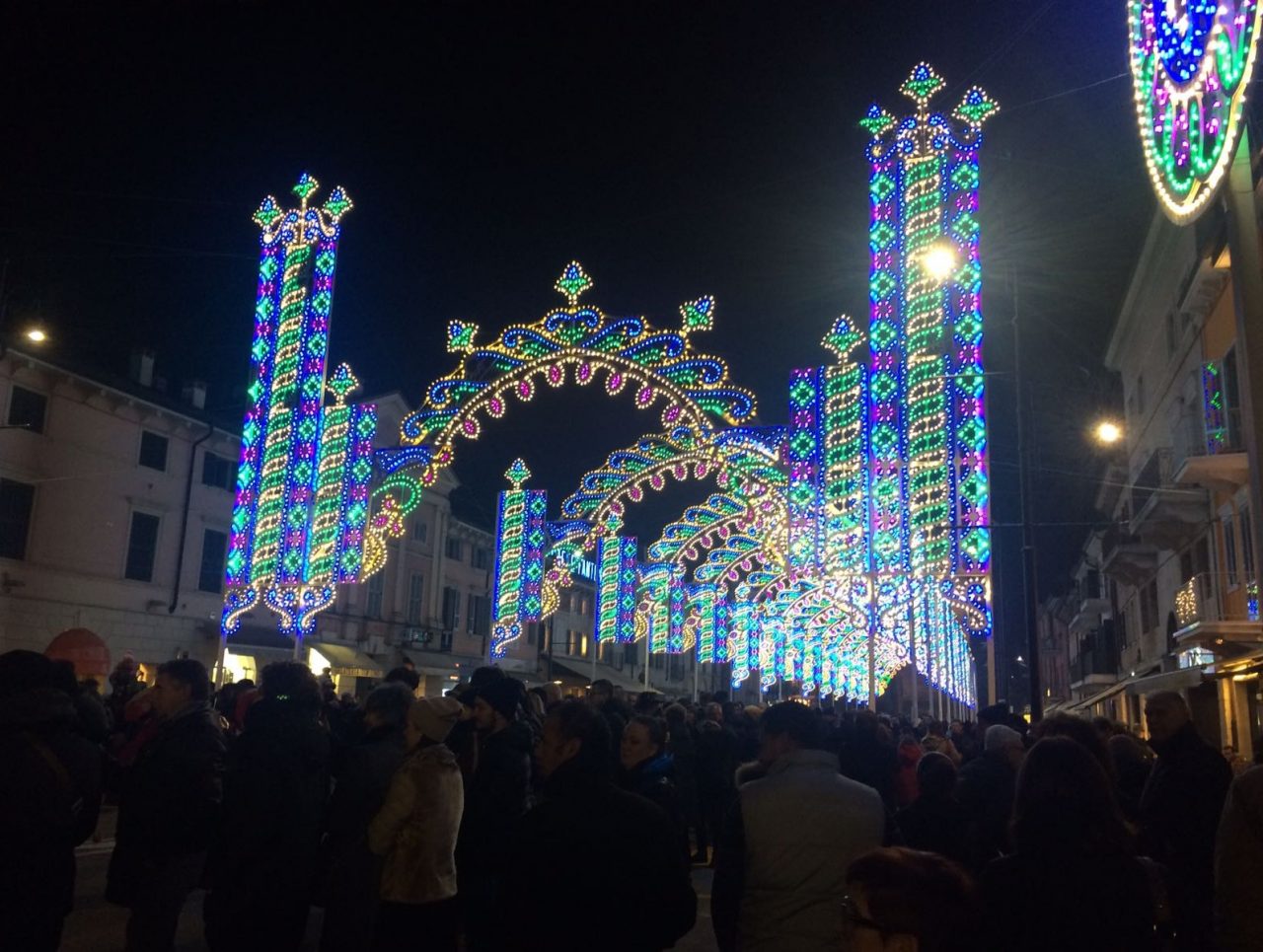 Successo di pubblico per l’accensione delle luminarie
