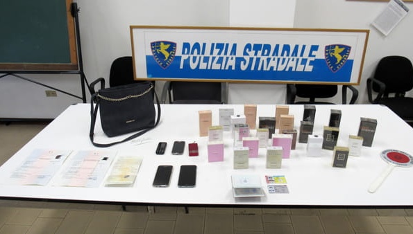Fermata auto con a bordo 2.000 euro di profumi rubati