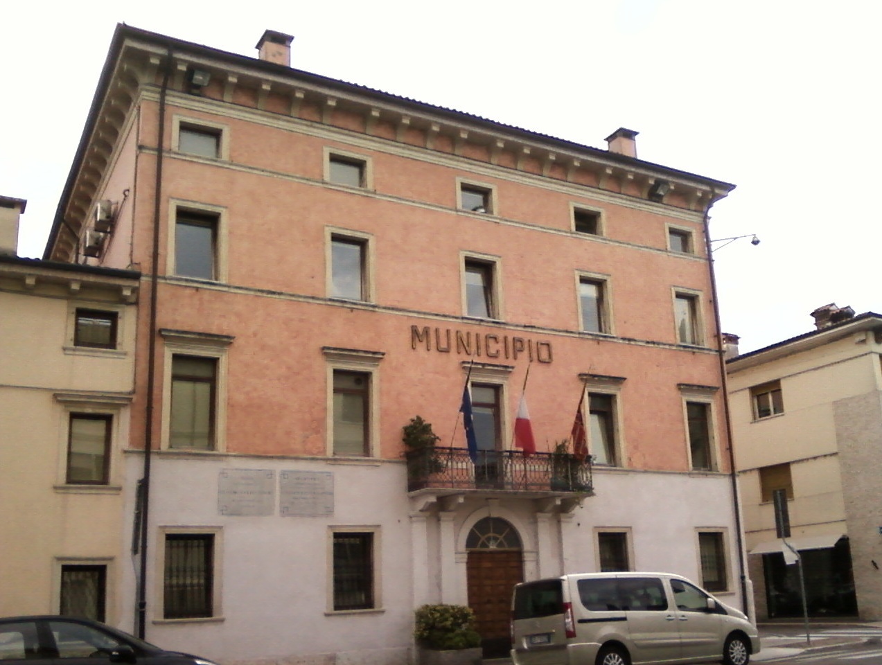 Una strada contesa: «Danneggiato dal Comune»