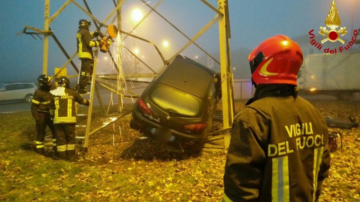 Va a sbattere con l’auto contro un traliccio, illeso il conducente