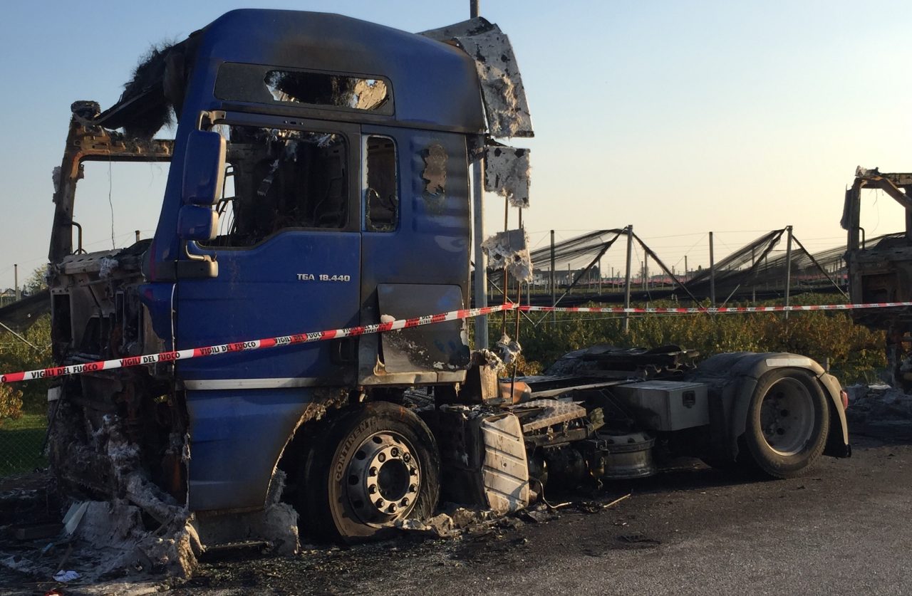 Ventuno camion in fiamme in poche ore: indaga la Polizia
