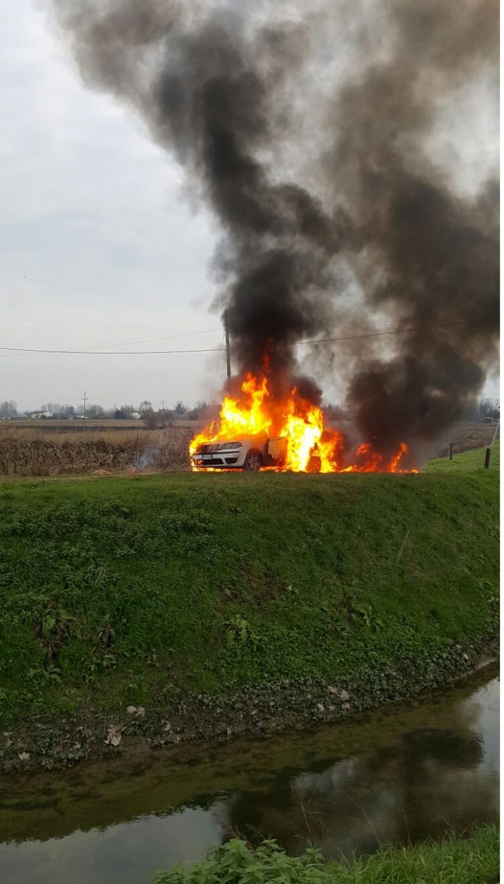 Vigasio, auto sospetta in fiamme