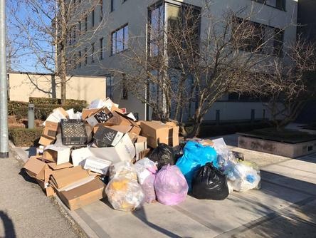 Villafranca, emergenza immondizia vicino all’hotel