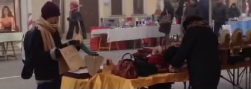 Villafranca, un’accattona in pieno centro. Cosa è successo?