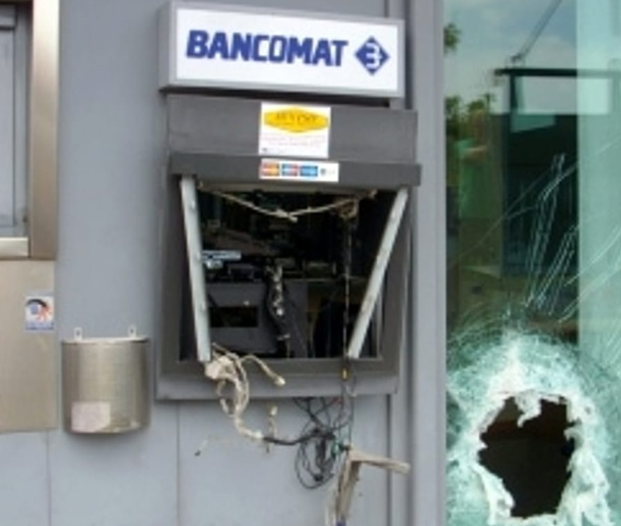 Esplode lo sportello bancomat, furto da 4000 euro