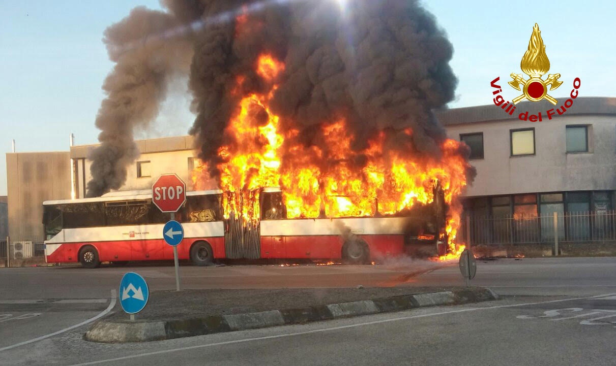 Autobus a fuoco, paura per gli studenti a bordo