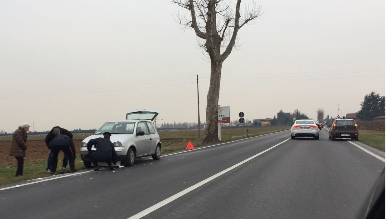 Camion perde il carico, disagi in via Postumia
