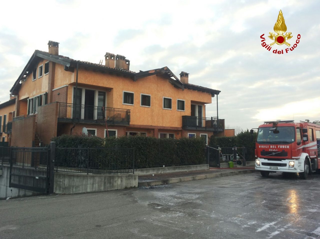 Casa in fiamme, tetto distrutto. Famiglie evacuate – IL VIDEO