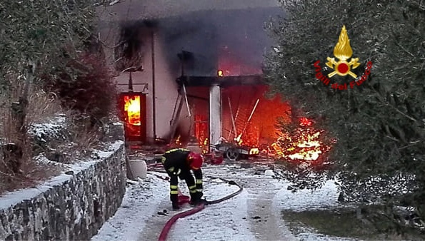 Esplode una villetta a causa di una fuga di gas