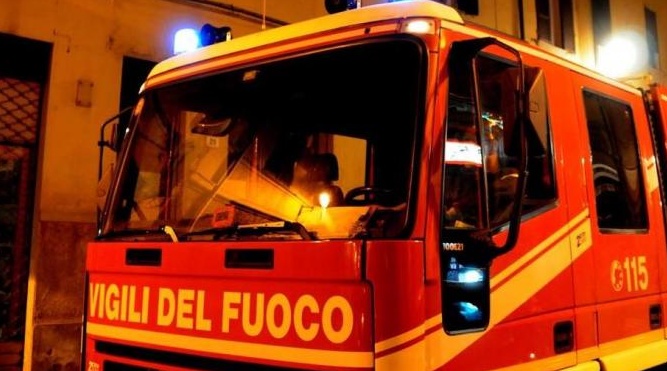 Fiamme in un condominio, evacuate le famiglie