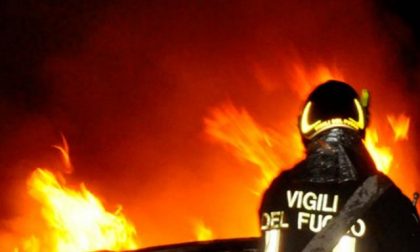 Monteforte d'Alpone, i Vigili del Fuoco domano un incendio dopo ore