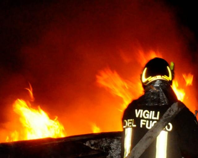 Casa in fiamme intossicata una persona