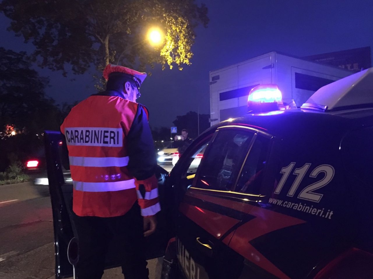 Gli ruba il cellulare e gli sferra un pugno, arrestato un tunisino