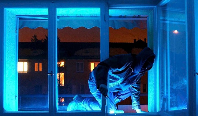 Ladri entrano in casa di due neo-genitori mentre dormono col bimbo: rubati i soldi delle vacanze