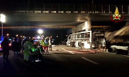 Pullman a fuoco, morti ragazzi tra i 14 e i 18 anni