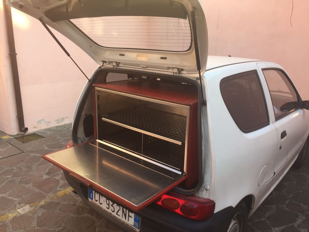 Ritrovata l’«auto pizza» rubata a Villafranca
