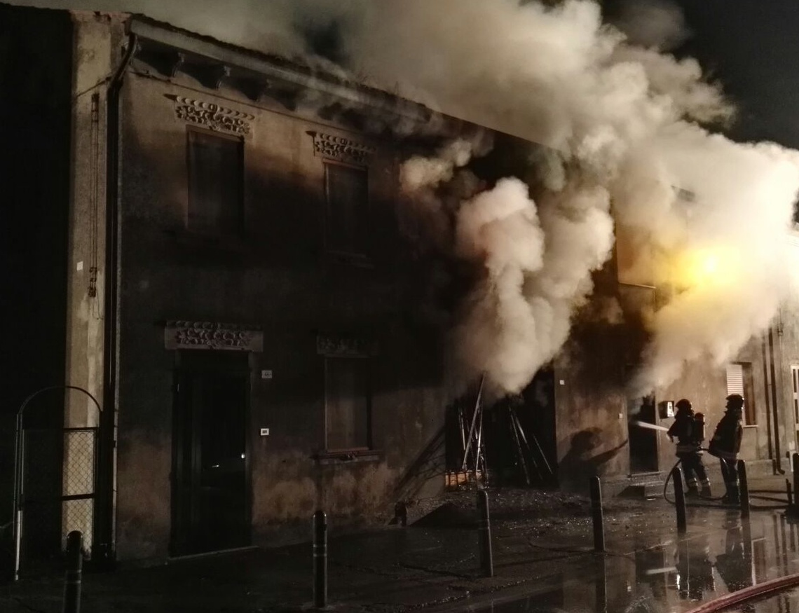 Rogo nell’appartamento, ferito anche un pompiere – Le FOTO e il VIDEO