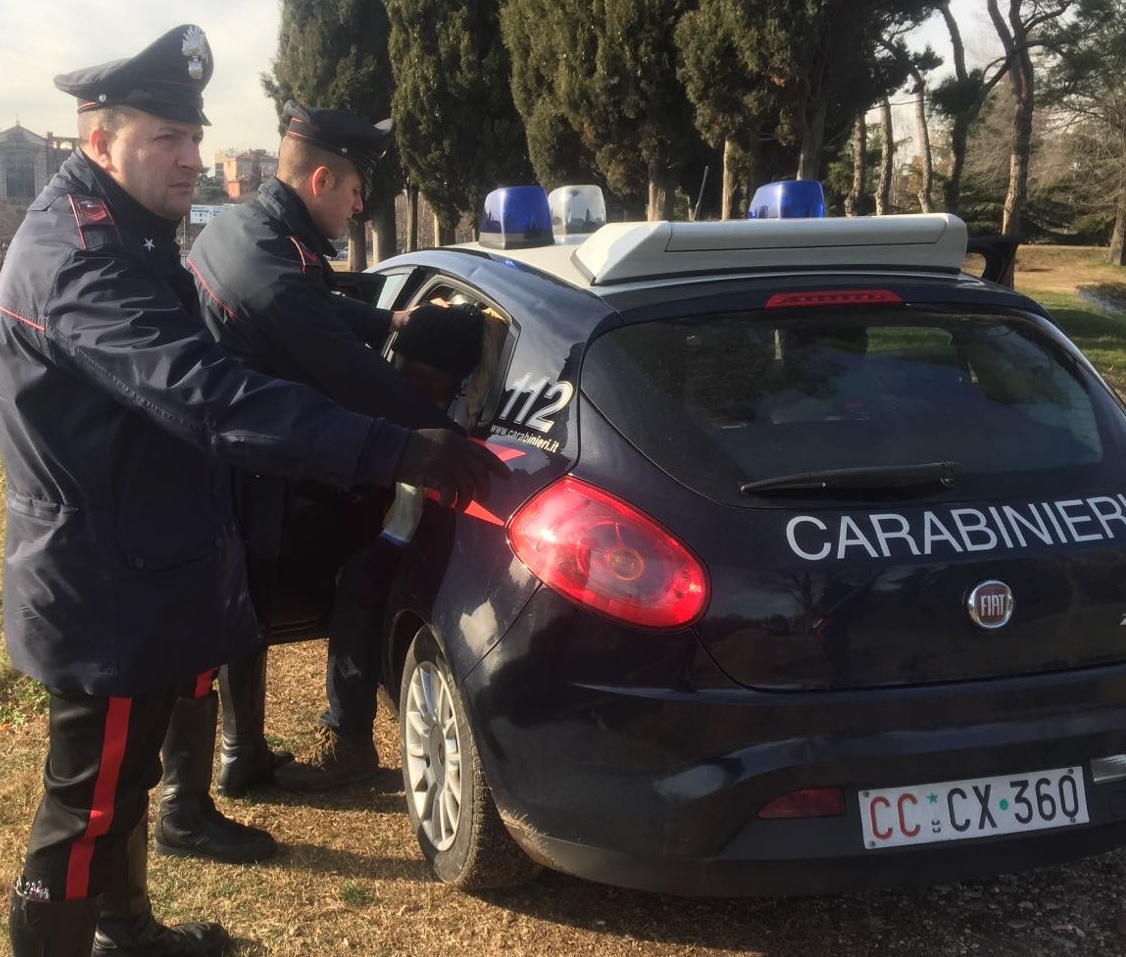 Romeno molesta la barista, scoppia la rissa