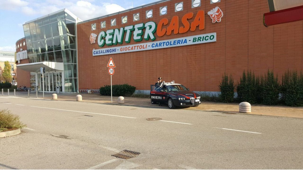 Ruba vestiti e un trolley, fermato dai carabinieri