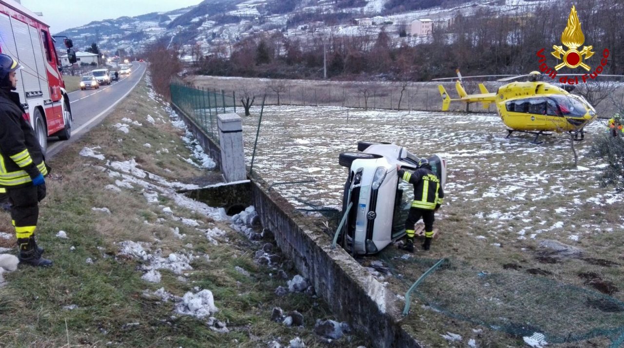 Sbanda ed esce di strada, ferito il conducente