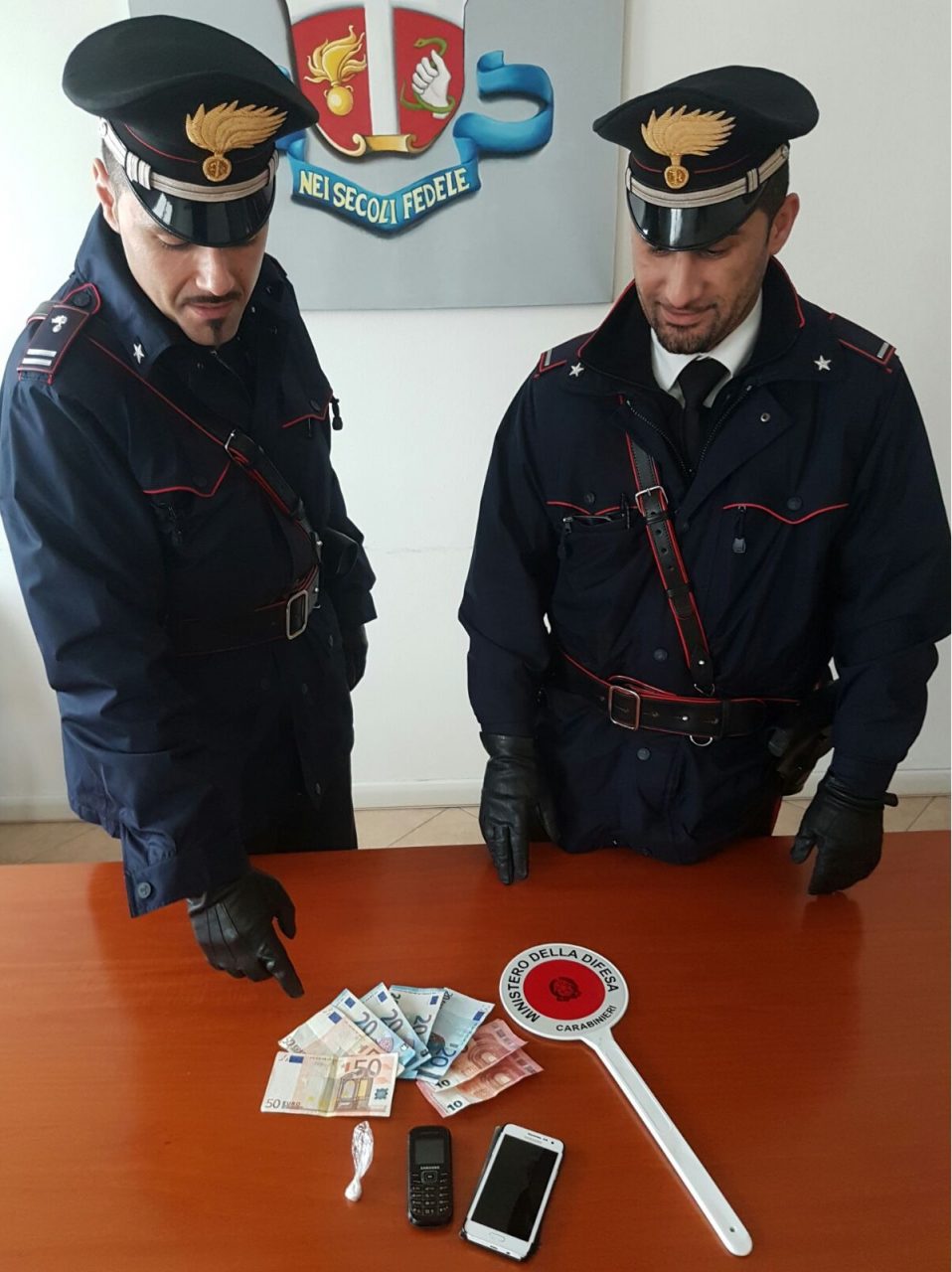Smercia cocaina senza accorgersi dei carabinieri