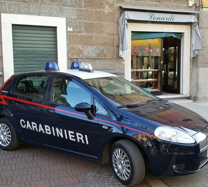 Spaccata in gioielleria, rubati ori e mobili in vetrina