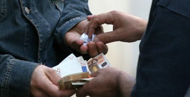 Spacciava eroina ai giovani, arrestato 26enne tunisino