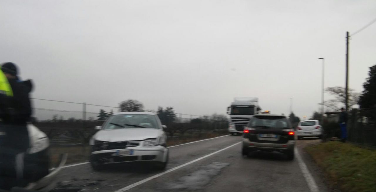 Strade e marciapiedi ghiacciati: già 5 incidenti