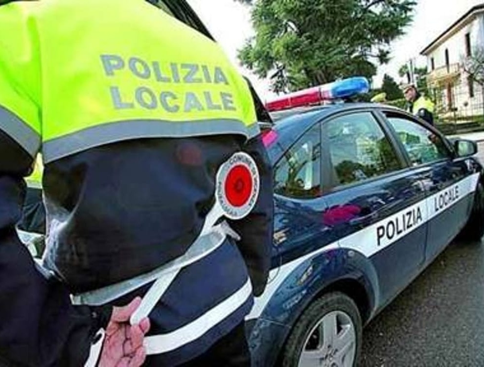 Tampona e investe un cittadino, pirata della strada identificato