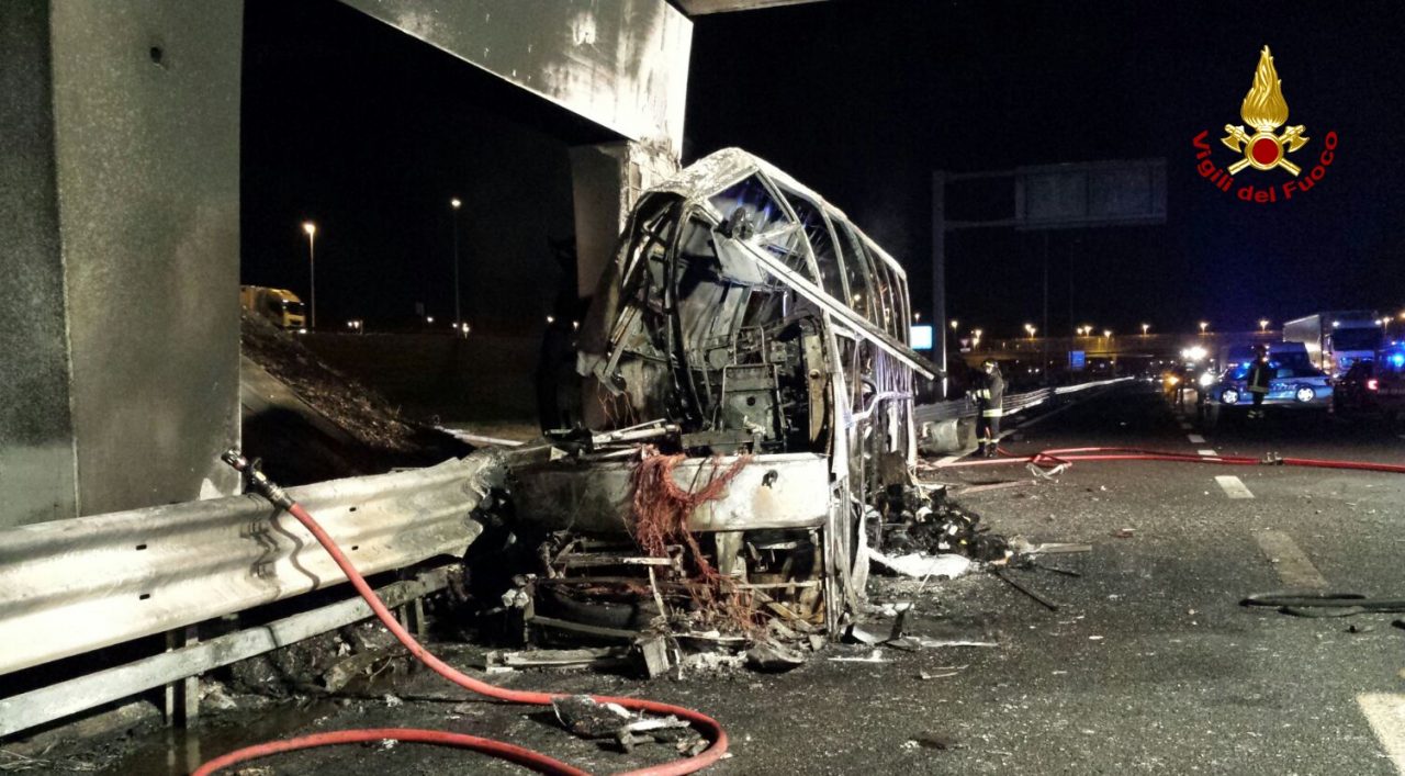Tragedia del bus, professore eroe perde due figli