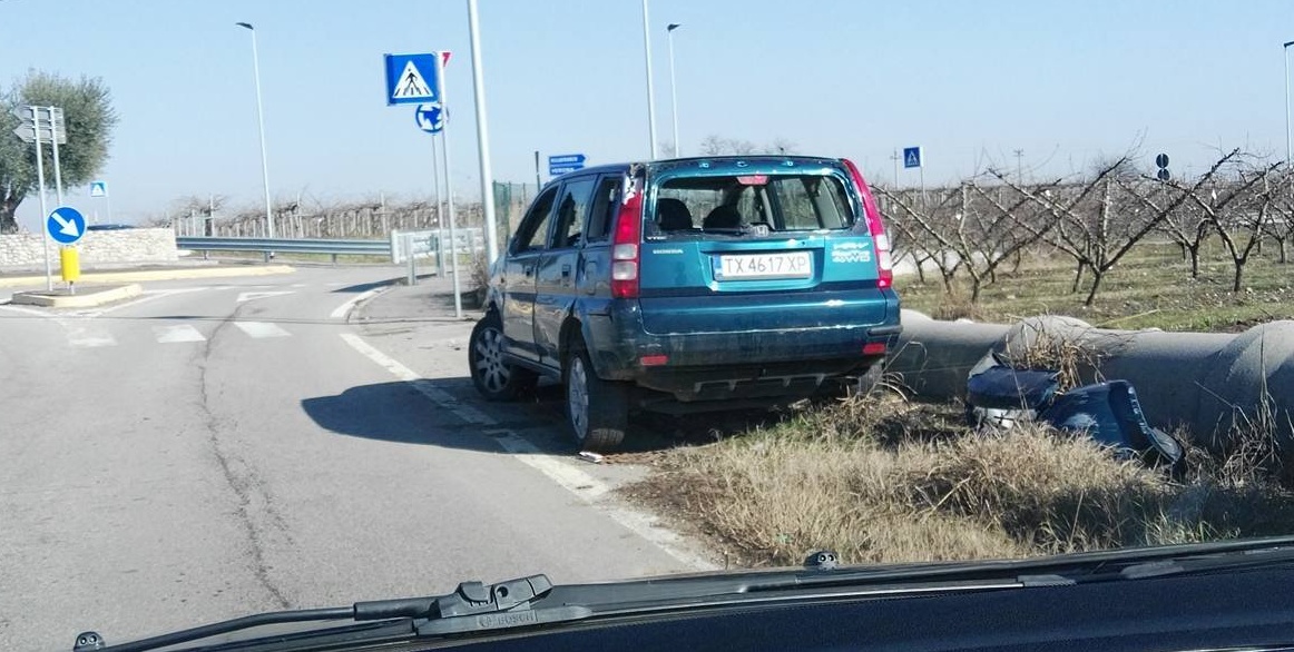 Auto distrutta ed abbandonata, nessuno fa nulla