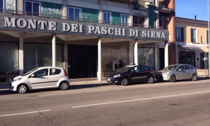 Bancomat fatto saltare, ladri dileguati col bottino