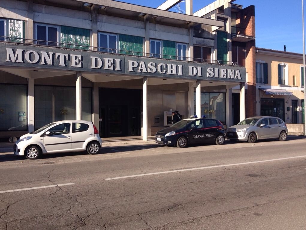Bancomat fatto saltare, ladri dileguati col bottino