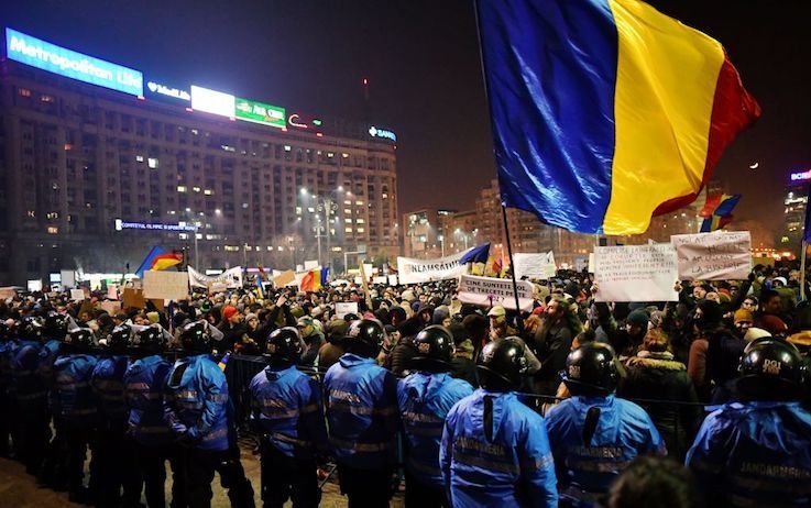 Corruzione in Romania, la protesta arriva anche a piazza Bra