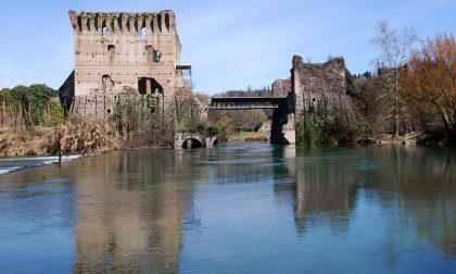 Crolla una parte del ponte visconteo a Valeggio