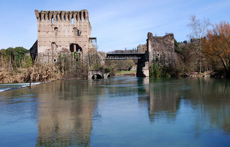Crolla una parte del ponte visconteo a Valeggio