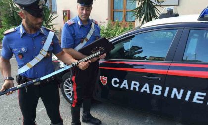 Distrugge appartamento e affronta i carabinieri con una spada