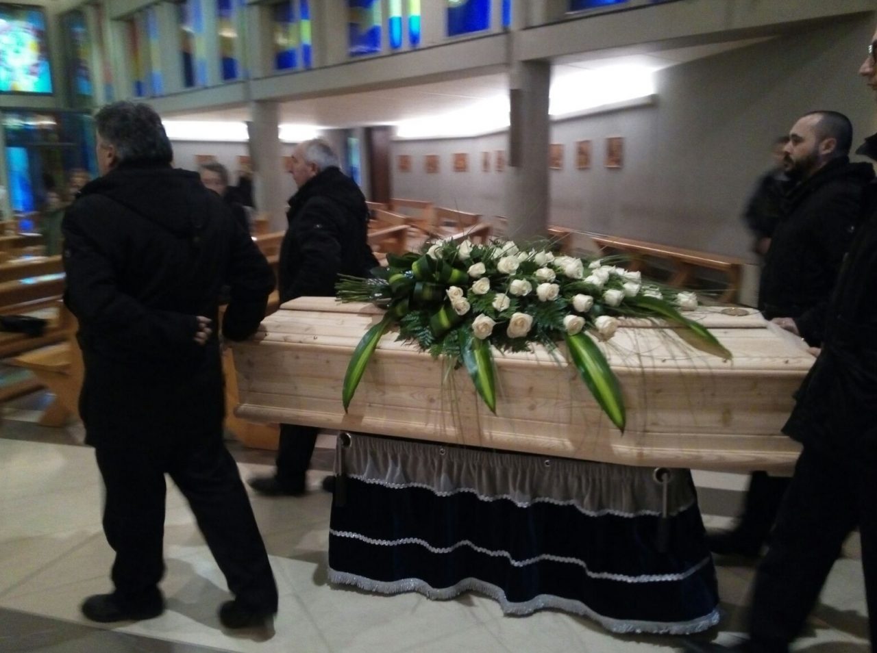 Don Giuseppe, il feretro è arrivato in parrocchia