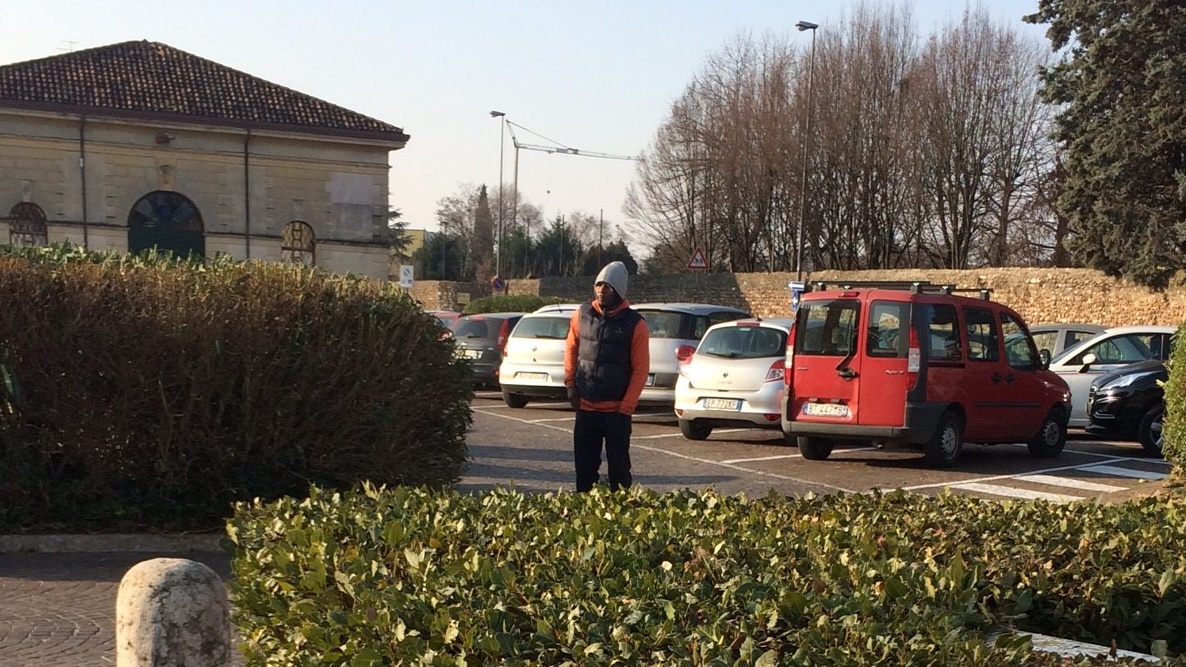 Elemosinanti: insulti e calci, scoppia la lite al mercato