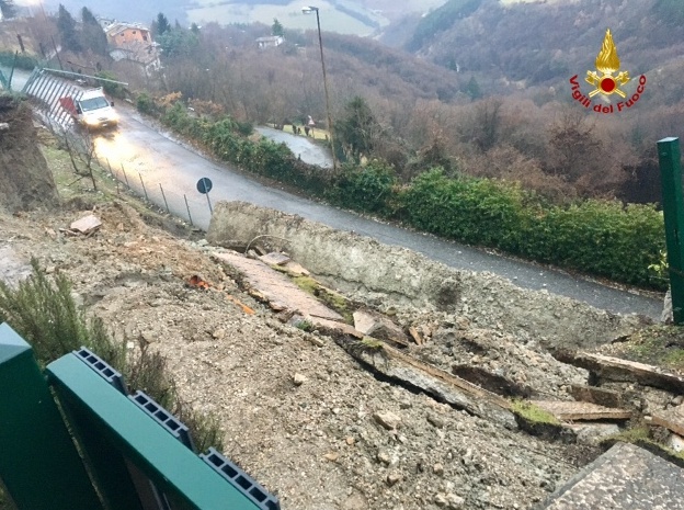Frana il terreno, evacuate quattro famiglie – FOTO e VIDEO