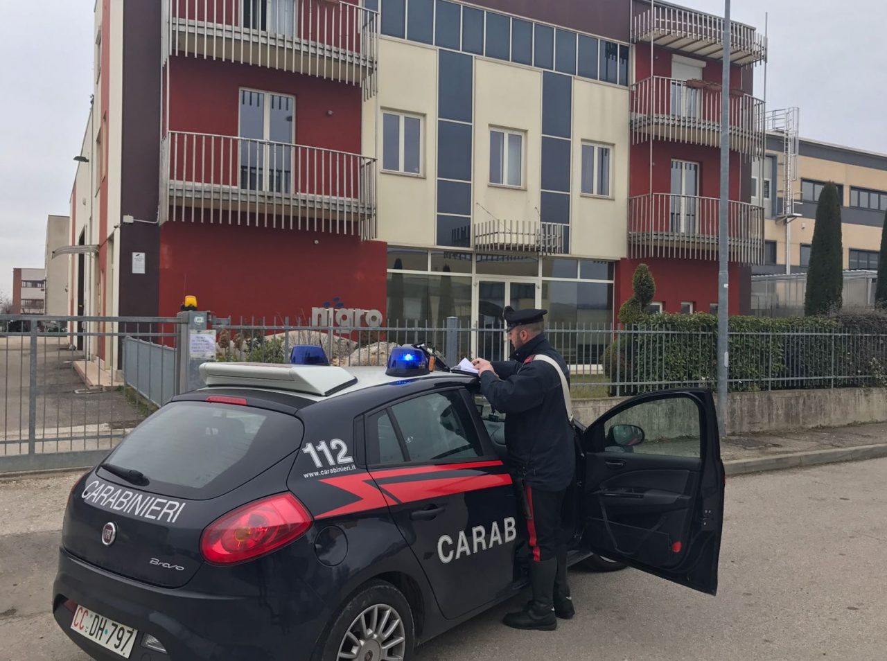 Furto aggravato e resistenza a pubblico ufficiale, due in manette