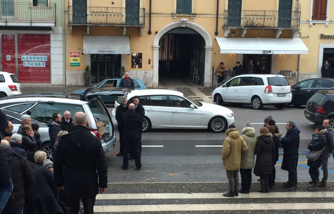 “Garu”, al funerale un abbraccio senza fine