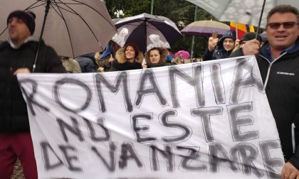 Governo, la protesta della comunità romena - Le FOTO