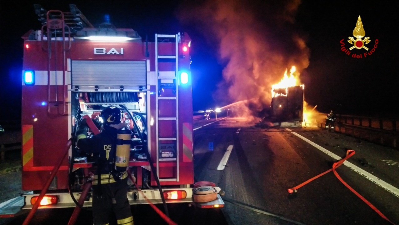 Incendio in A22, autostrada chiusa in direzione Modena nella notte