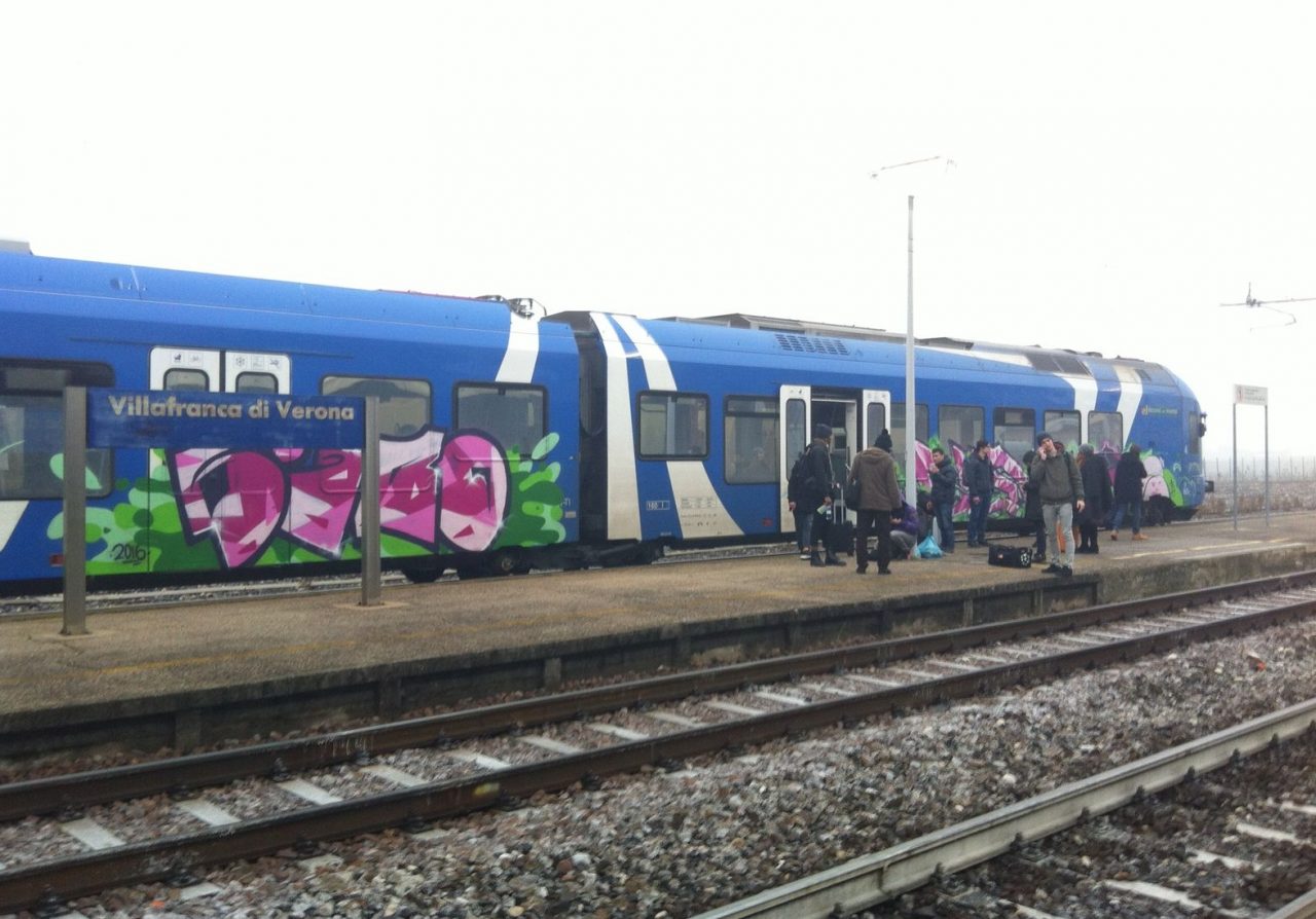 Camion urta fili della corrente, traffico ferroviario in tilt